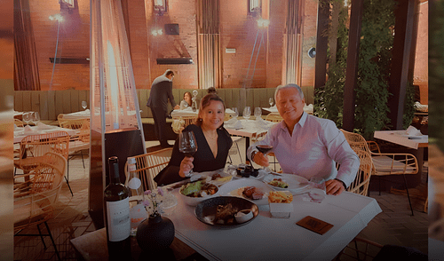 La gerente de Industrias Argüelles, Karen Pasco, con su exesposo, Edgar Romero, en el restaurante de parrillas La Cuadra de Salvador, el 30 de mayo de 2023. Foto: difusión La gerente de Industrias Argüelles, Karen Pasco, con su exesposo, Edgar Romero, en el restaurante de parrillas La Cuadra de Salvador, el 30 de mayo de 2023. Foto: difusión