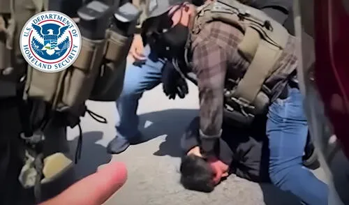 Inmigrante sangra en el suelo mientras es arrestado por agentes de ICE en redada de La Puente, California Inmigrante sangra en el suelo mientras es arrestado por agentes de ICE en redada de La Puente, California