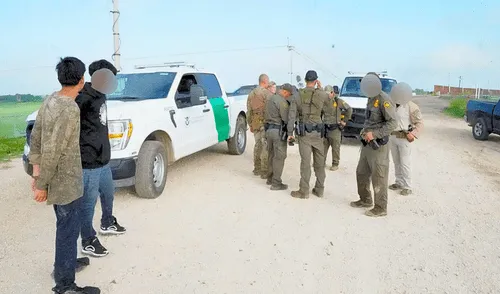 Dos adolescentes son acusados de traficar con inmigrantes en la frontera de EE.UU.