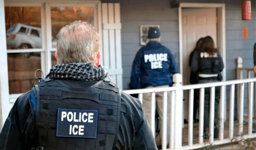 Si ICE ingresa a un domicilio, es crucial mantener la calma y no abrir la puerta sin una orden válida.