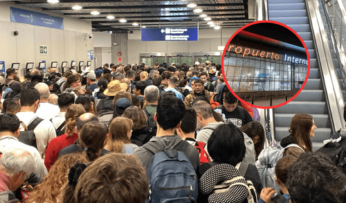 Pasajeros esperan en largas colas desde alrededor de las 8:00 p. m.