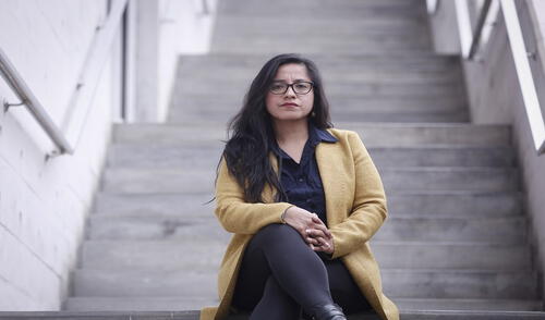 Cruz Silva dice que Patricia Benavides está obligada a explicar dónde está su tesis por una cuestión de transparencia. Fotografía: Marco Cotrina / La República Cruz Silva en las instalaciones de la PUCP