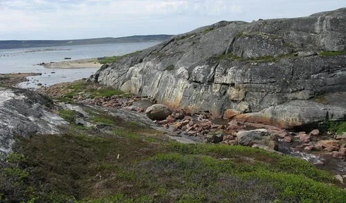 Las rocas del cinturón de piedras verdes de Nuvvuagittuq en Canadá, tendrían información sobre los orígenes del planeta. Foto: Alexandre Jean Las rocas del cinturón de piedras verdes de Nuvvuagittuq en Canadá, tendrían información sobre los orígenes del planeta.