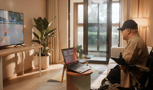 China supera a Neurolink de Elon Musk con el primer implante cerebral no invasivo: hombre paralítico recuperó movilidad