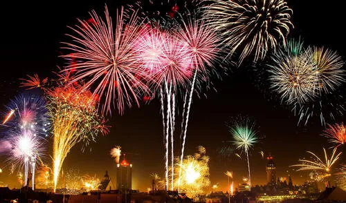 El 4 de julio, Día de la Independencia en EE.UU., se celebra con desfiles y fuegos artificiales.