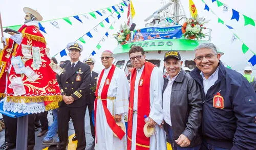 Se llevó a cabo el tradicional paseo de lanchas en el mar de Grau y se exhibieron productos de artesanos.