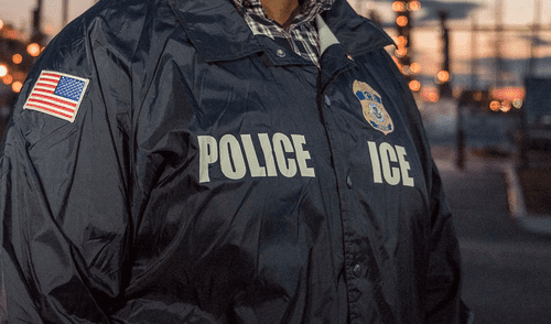 Agentes de ICE realizan operativos en California sin presentar la documentación necesaria.