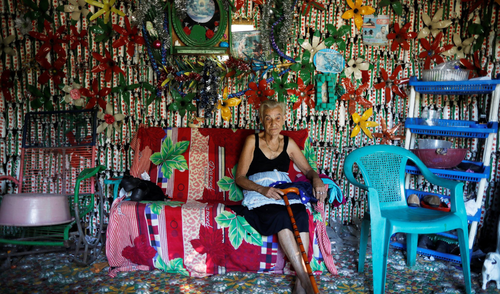 María Ponce construyó su vivienda a base de botellas de plástico que ella misma recolectó. Foto: @CGTN/X María Ponce construyó su vivienda a base de botellas de plástico que ella misma recolectó. Foto: @CGTN/X