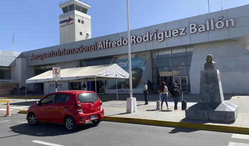 El aeropuerto Alfredo Rodríguez Ballón en Arequipa reactivó su sistema de iluminación tras una inversión de 200 mil dólares, pero enfrenta restricciones geográficas que limitan su ampliación. Foto: Andina El aeropuerto Alfredo Rodríguez Ballón en Arequipa reactivó su sistema de iluminación tras una inversión de 200 mil dólares, pero enfrenta restricciones geográficas que limitan su ampliación. Foto: Andina