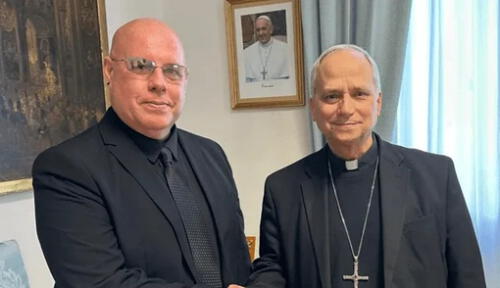 Papa León IV con víctima del Sodalicio Papa León IV con víctima del Sodalicio