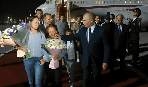 Putin los felicitó en Moscú por su lealtad tras años encubiertos en Sudamérica. Foto: Captura de video TELEFE Vladimir Putin - Moscú - Rusia - Sudamérica - Argentina