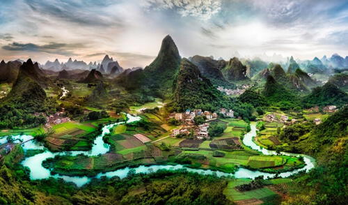 El antiguo bosque o "nuevo mundo" ha sido descubierto en el interior de un sumidero de grandes proporciones en China