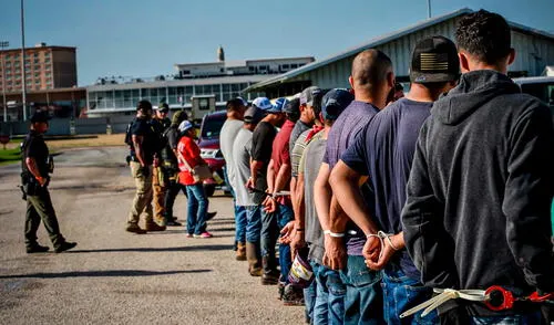 Ley de Texas causa arresto de 12 inmigrantes de América Latina por ICE. Inmigrantes de América Latina sufren arresto por agentes del ICE gracias a esta ley de Texas.