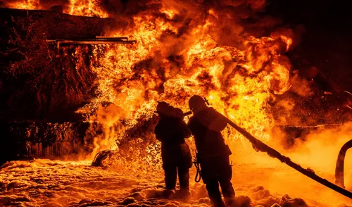 El personal de los servicios de emergencia intenta extinguir el fuego que tras ataque ruso en la región de Járkiv. Foto: Servicio de Emergencias de Ucrania vía AP Guerra Rusia-Ucrania