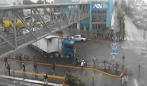Tráiler quedó atascado luego invadir carril exclusivo del Metropolitano. Tráiler quedó atascado luego invadir carril exclusivo del Metropolitano en Chorrillos.