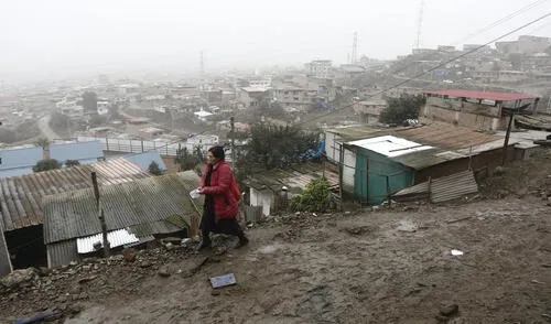 Los caminos se cubren de barro, al igual que las casas, debido a la constante lluvia que cae en esta zona de Lima donde viven 5.537 familias pobres.