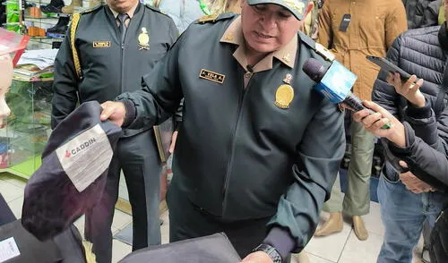 General PNP Javier Vela muestra los chalecos antibalas falsificados. Eran vendidos en el Rímac.