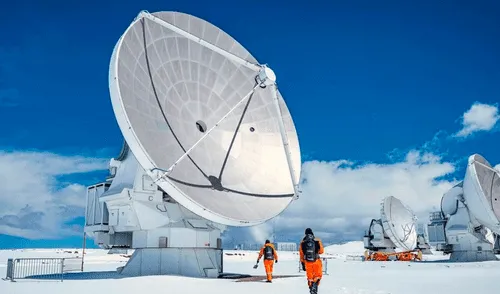 Una inusual nevada obligó la suspensión de actividades en el radiotelescopio ALMA.