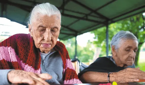 Adultos mayores de 65 años no deberían ducharse a diario.