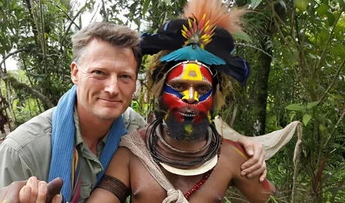 Explorador británico sobrevivió 20 días en la selva con malaria y dengue. Benedict Allen critica cobertura sensacionalista tras su odisea en PNG.