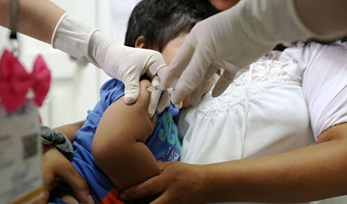 Los menores que no están vacunas son los que están más expuestos a contagiarse de la tos ferina. Foto: Difusión