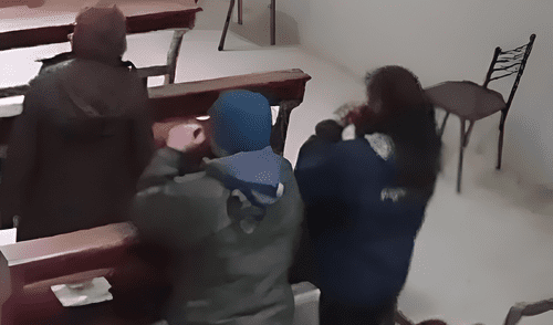 Ladrones robaron la cartera de una mujer dentro de una iglesia en Argentina.