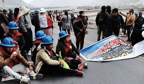 Más de 50.000 mineros artesanales fueron inhabilitados por el Minem, lo que ha llevado a protestas en diversas regiones. Más de 50.000 mineros artesanales fueron inhabilitados por el Minem, lo que ha llevado a protestas en diversas regiones.