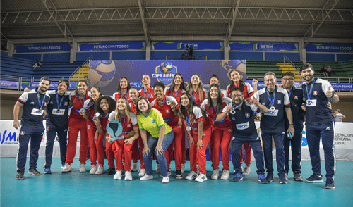 La postal de la selección peruana de vóley tras lograr la medalla de plata en la Copa América 2025.
