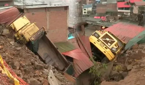 Volquete de 10 toneladas cae a abismo y impacta contra vivienda en El Agustino Volquete de 10 toneladas cae a abismo y impacta contra vivienda en El Agustino