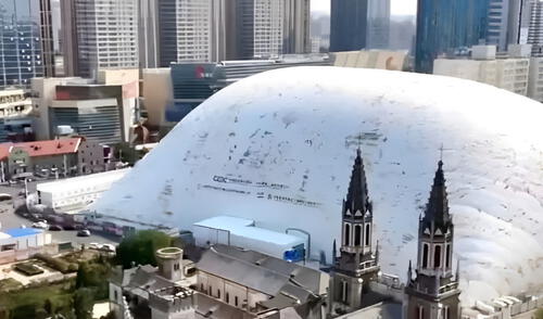Gigante cúpula inflable en Jinan reduce ruido y polvo en una gigantesca obra