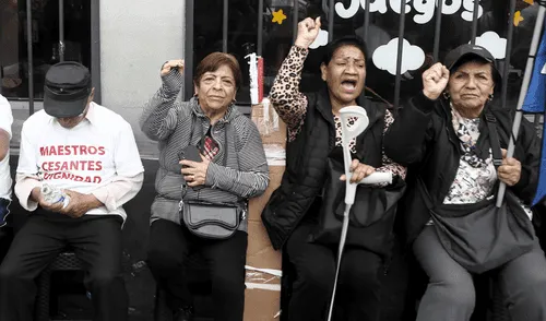 Profesores cesantes y jubilados protestan en el frontis del Congreso. Foto: Marco Cotrina/ La República. Profesores cesantes y jubilados protestan en el frontis del Congreso. Foto: Marco Cotrina/ La República.