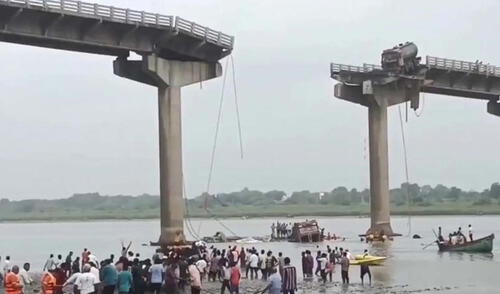 Al menos 13 personas, incluidos dos niños, mueren en India tras el colapso de un puente en Gujarat. Foto: X Puente se derrumba en India: al menos 13 muertos y un camión quedó suspendido al borde del abismo