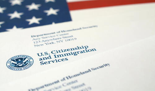 La presentación conjunta del Formulario I-485 permite a los solicitantes de ajuste de estatus enviar su solicitud antes de la aprobación de su visa