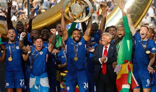 Reece James, capitán del Chelsea, levanta el trofeo. Mundial de Clubes