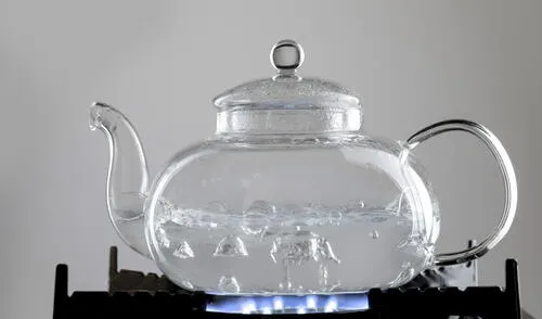 El estudio revela que hervir y filtrar el agua potable elimina los microplásticos y nanoplásticos.