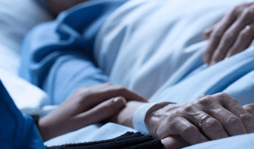 A diferencia de la muerte asistida, en la eutanasia es el médico quien provoca la muerte del paciente. Foto: UM