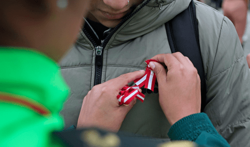 La escarapela a pesar de no ser considerada símbolo patrio, sigue siendo usada para demostrar el patriotismo hacia el Perú.