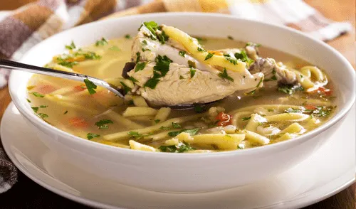Una sopa de pollo casera funciona como un remedio tradicional en el alivio de la gripe y resfriado, según expertos. Foto: Pexels Una sopa de pollo casera funciona como un remedio tradicional en el alivio de la gripe y resfriado, según expertos.