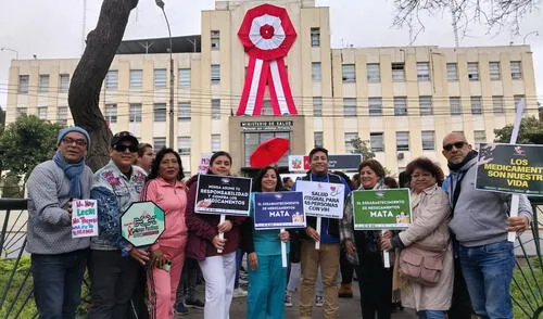 Plantón por falta de medicamentos para el VIH en los exteriores del Minsa.