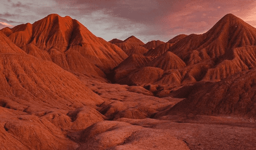 El Desierto del Diablo, a más de 3.500 metros sobre el nivel del mar, deslumbra con su intenso color rojizo y formaciones rocosas únicas en medio del paisaje del norte argentino. Foto: @recorreargentina40 El Desierto del Diablo, Turismo Argentina, Marte en la Tierra
