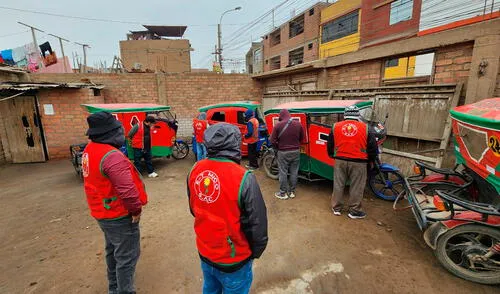 Los mototaxistas continúan recibiendo amenazas directamente a sus números de WhatsApp pese a pagar el cupo exigido por la banda criminal. Foto: Francisco Erazo