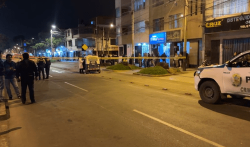 En el distrito de Chorrillos, dos personas fueron atacadas dentro de una mototaxi. Feroz ataque dejó la moto con impactos de bala.