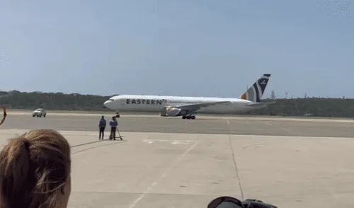 Siete de los 31 niños migrantes venezolanos que habrían sido separados de sus padres deportados, arribó en Caracas, Venezuela este viernes 18 de julio. Foto: NTN24 Venezuela recibe a 7 de los 31 niños denunciados como "secuestrados" por EE.UU