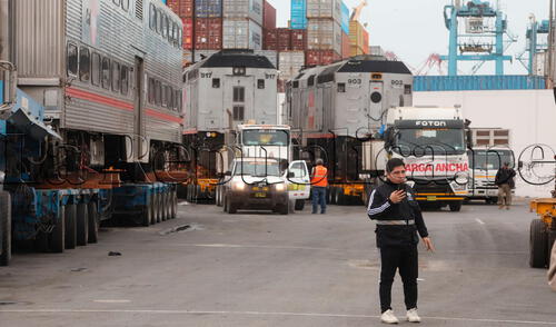 Algunas piezas de los coches traídos por López Aliaga evidencian notorio paso del tiempo. Créditos: Carlos Félix / La República