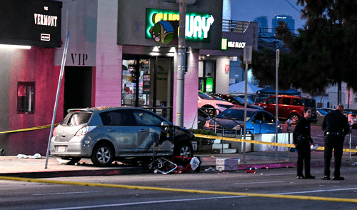 La alcaldesa Karen Bass agradeció el apoyo de la Policía y calificó el atropello masivo como "una tragedia desgarradora". La alcaldesa Karen Bass agradeció el apoyo de la Policía y calificó el atropello masivo como "una tragedia desgarradora".