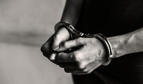 La mujer inmigrante intentó estafar a los que desean donar dinero para su causa. La mujer inmigrante intentó estafar a los que desean donar dinero para su causa.