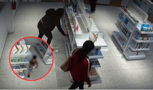 Modus operandi fue captado por las cámaras del establecimiento. Foto: Composición LR/América Noticias Modus operandi fue captado por las cámaras del establecimiento.