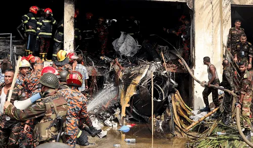 El avión impactó en el campus de Milestone School and College, en el barrio de Uttara de Daca. El avión impactó en el campus de Milestone School and College, en el barrio de Uttara de Daca.