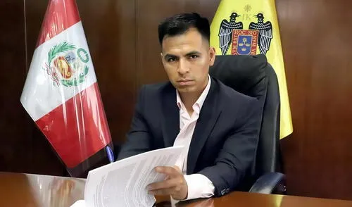 Franco Vidal, alcalde de Ate, es cuestionado por entregar alimentos contaminados y priorizar transmisiones en redes mientras el programa Vaso de Leche sigue en crisis.