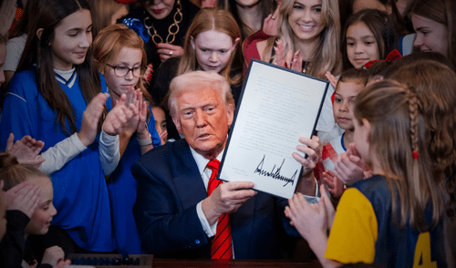 EE.UU. veta a mujeres trans en deportes femeninos por "protección". EE.UU. veta a mujeres trans en deportes femeninos por "protección".